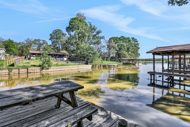 Building Photo - 148 S Oak Bluff St