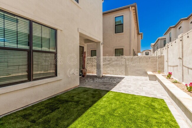 Building Photo - 4826 E Helena Dr