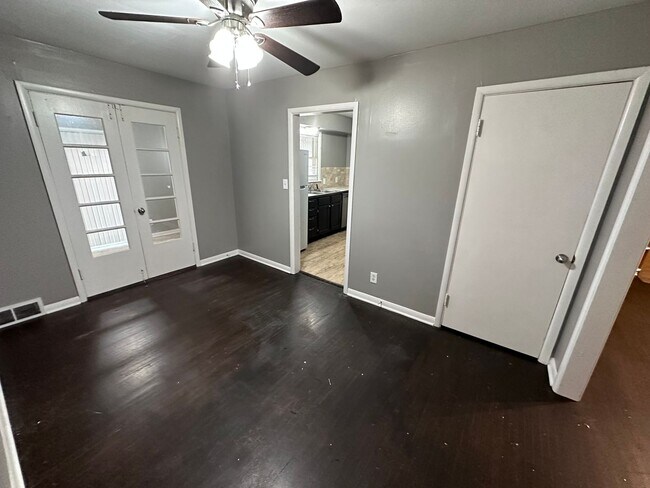 Building Photo - $1095 - 4 bed 1.5 bath single family home ...