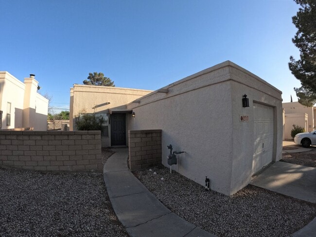 Building Photo - 2717 Fairway Dr