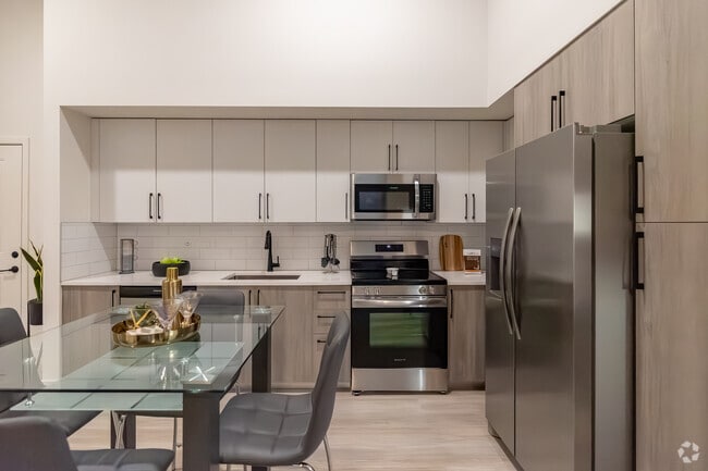 2BR, 2BA - 993SF - Kitchen - Alvista Bay Pointe