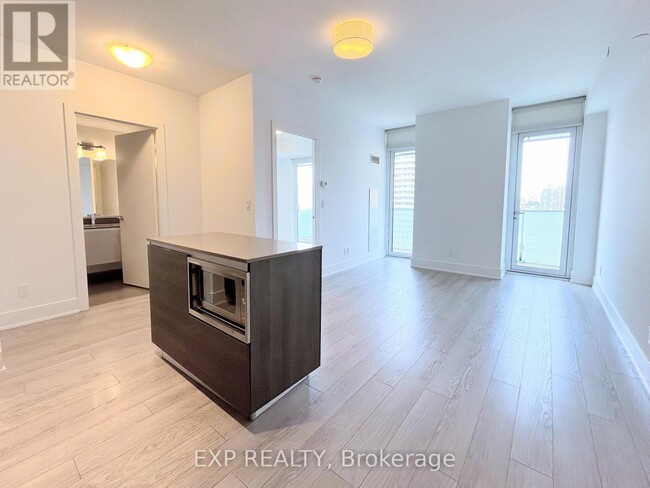 Building Photo - 200 Bloor St W