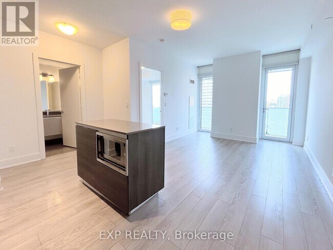 Photo du bâtiment - 200 Bloor St W