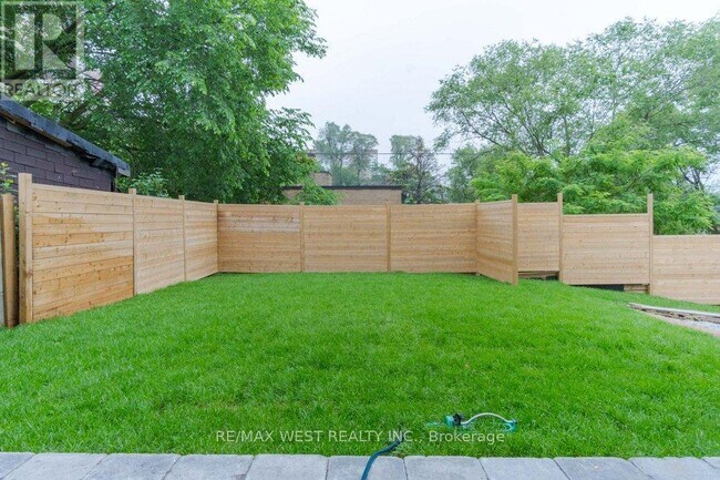 Photo du bâtiment - 63 Lonborough Ave