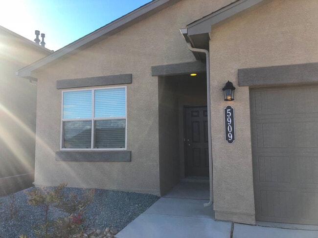 Building Photo - Spacious 4 bedroom Rio Rancho home in Enchanted Hills! Refrigerated air. Right off 550