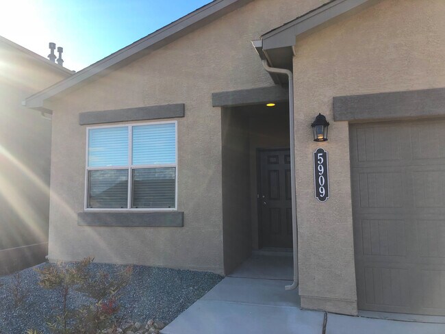 Foto del edificio - Spacious 4 bedroom Rio Rancho home in Enchanted Hills! Refrigerated air. Right off 550