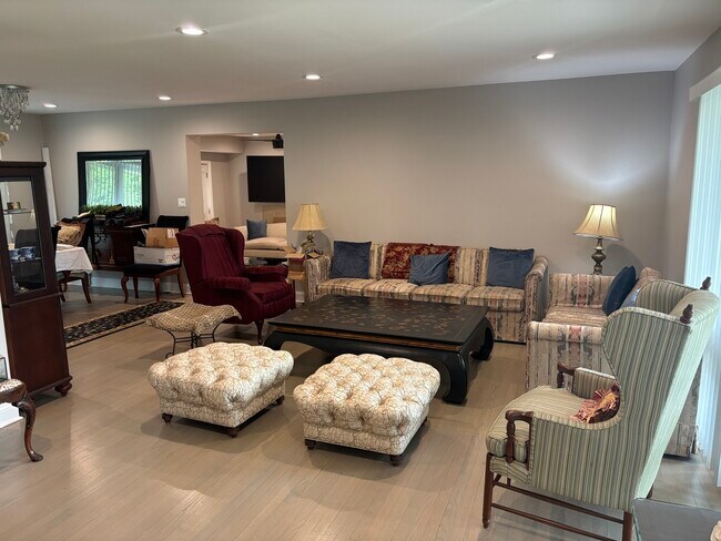 Foto del edificio - 130 Birchwood Rd