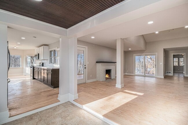 Building Photo - 4585 E Shore Dr