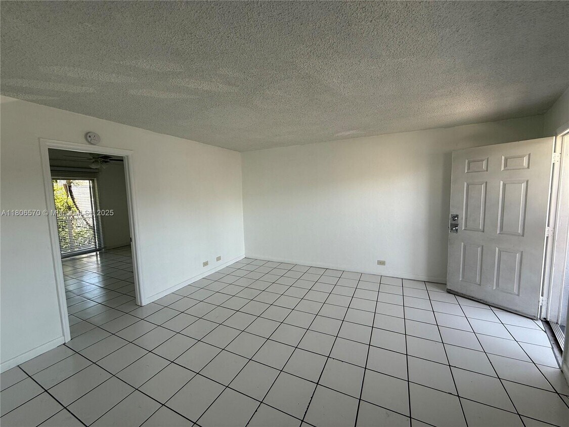 Foto principal - 1610 NW N River Dr
