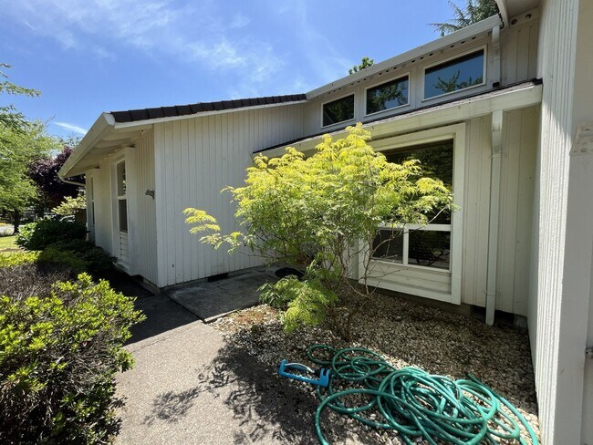 Foto del edificio - Charming Single-Level Home with Multiple Living Areas and Spacious Backyard Retreat