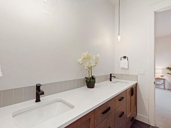 Foto del edificio - 1720 W Howe St