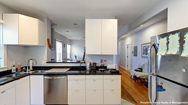 Building Photo - Gorgeous three bedroom in Brookline Availa...