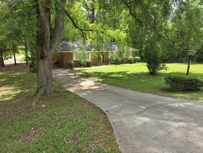 Foto del edificio - 220 Lakeshore Dr