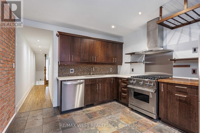 Building Photo - 84 Mackenzie Crescent