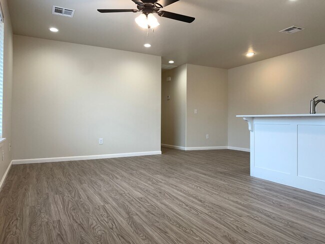 Building Photo - Duplex in Newcastle!