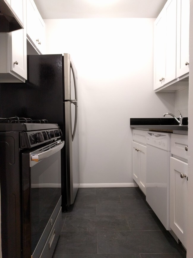 Building Photo - 160 Parkside Ave