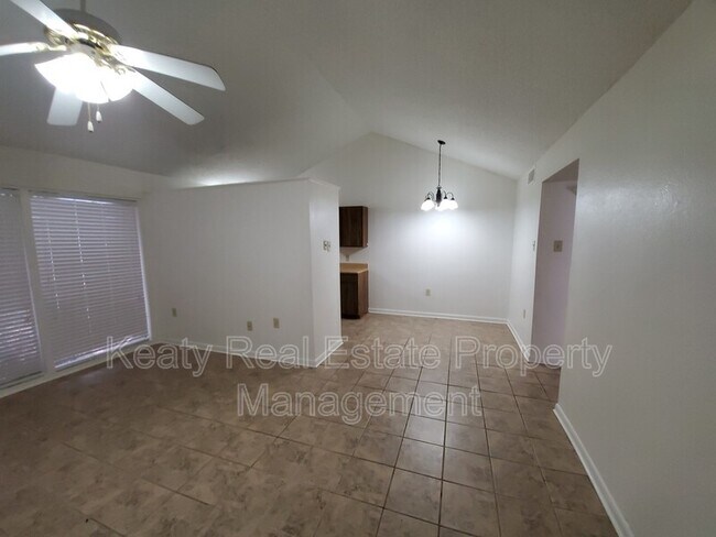 Foto del edificio - 803-2 Fox Run Avenue