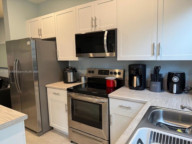 Foto del edificio - 887 NE 211th St