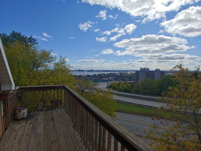 Building Photo - AVAILABLE AUGUST - 3 Bed 1 Bath Home w/ Ba...