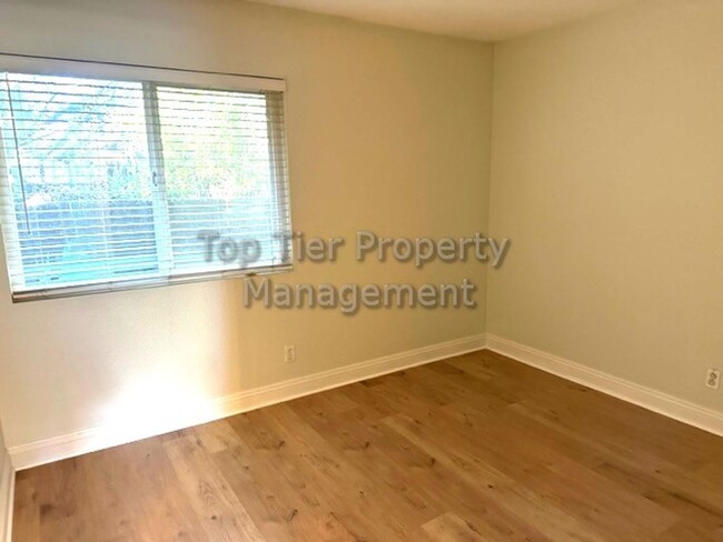 Building Photo - **Remodeled 2 bed / 2 bath Condo in Privat...