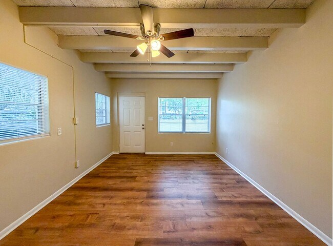 Foto del edificio - 217-219 NW 3rd Ave