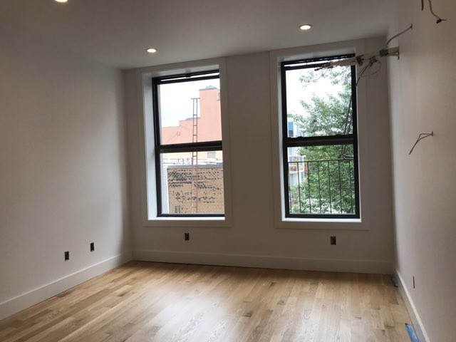 Primary Photo - 1008 Manhattan Ave