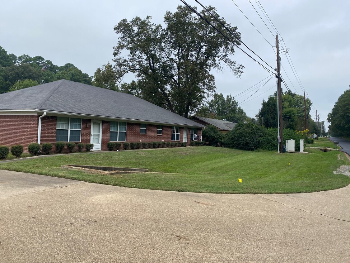 Building Photo - 4827 N Park Rd