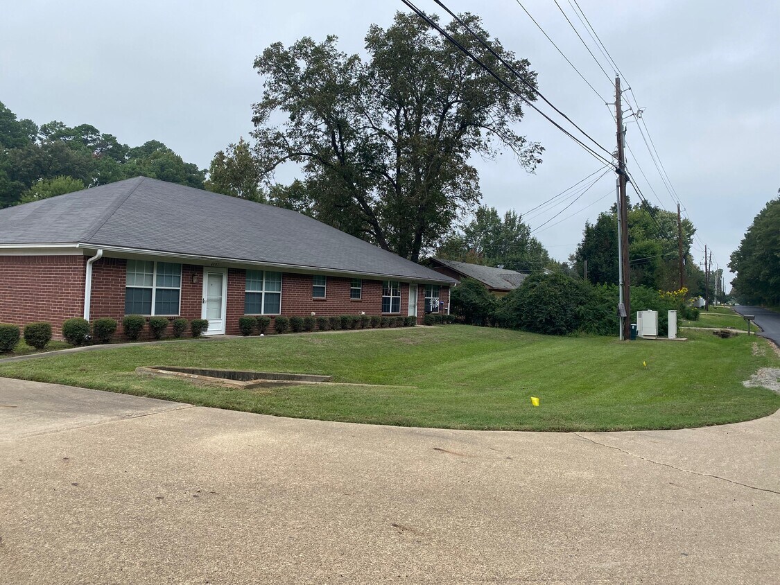 Building Photo - 4901 N Park Rd
