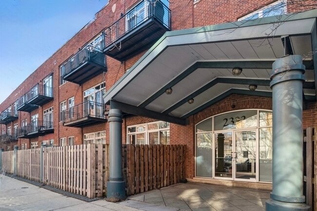 Building Photo - 2333 W Saint Paul Ave