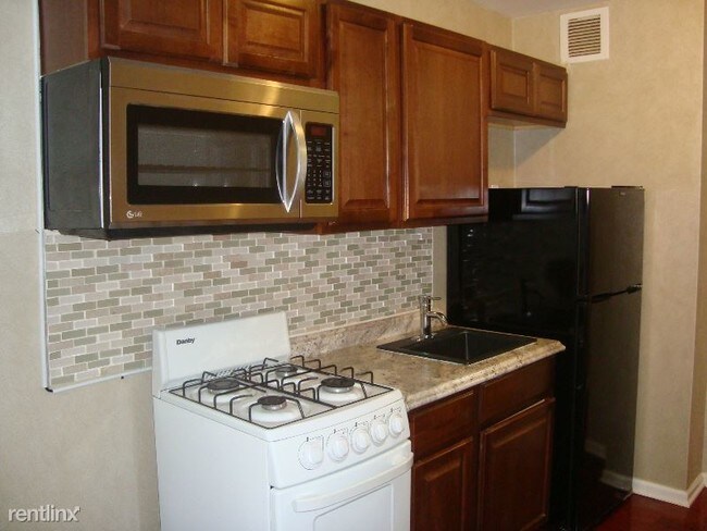 Building Photo - 208 E 60th St