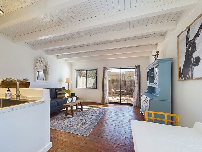 Building Photo - Beautiful Condo Available Now!
