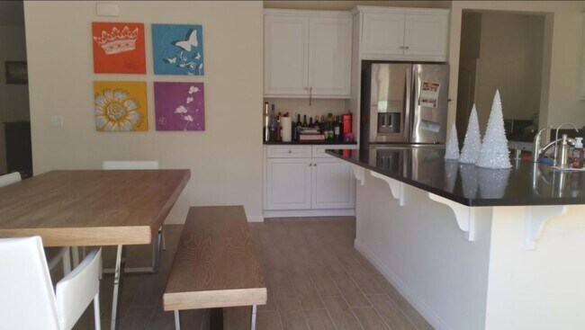 Building Photo - 1655 N Las Flores Dr
