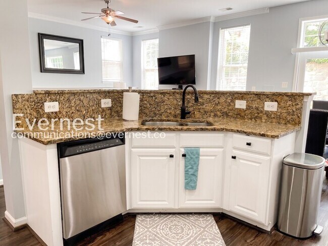 Building Photo - 4 Bed, 2.5 Bath Home with Garage / Pet-Friendly / Available Soon!