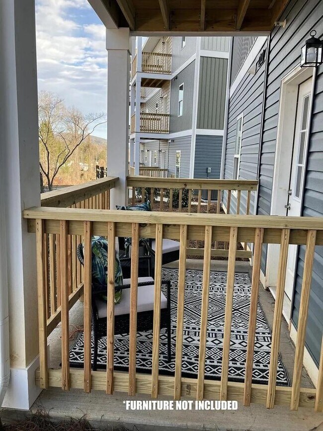 Foto del edificio - 111 Maple Grove Ln