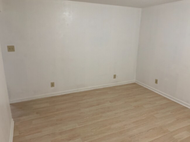 Building Photo - 490 E Red Bud Rd