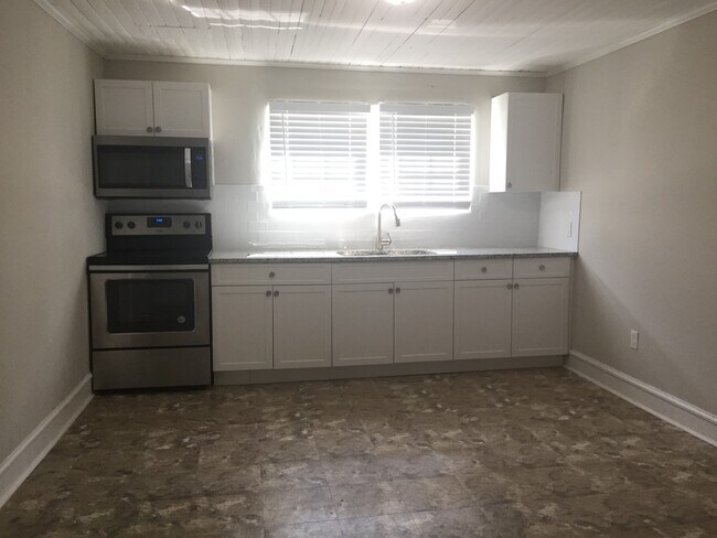 Building Photo - 2 Bedroom 1 Bath with fenced Yard in Woodr...