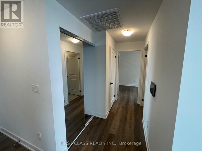 Photo du bâtiment - 2075 Lakeshore Rd.
