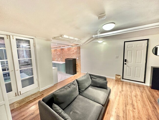 Building Photo - Charming Capitol Hill Partially Furnished ...