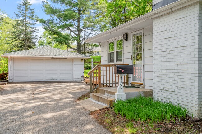 Building Photo - 4409 W 89th St