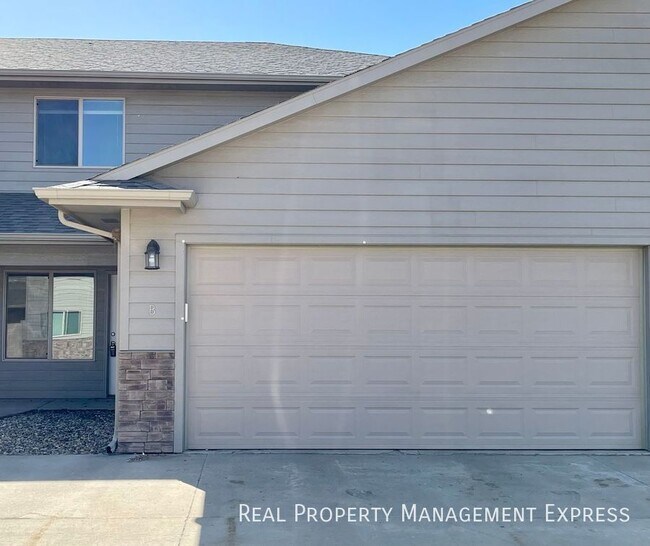 Building Photo - Amazing 3 Bedroom 2.5 Bath townhome in Harrisburg