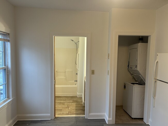 Building Photo - 31 Wellington St