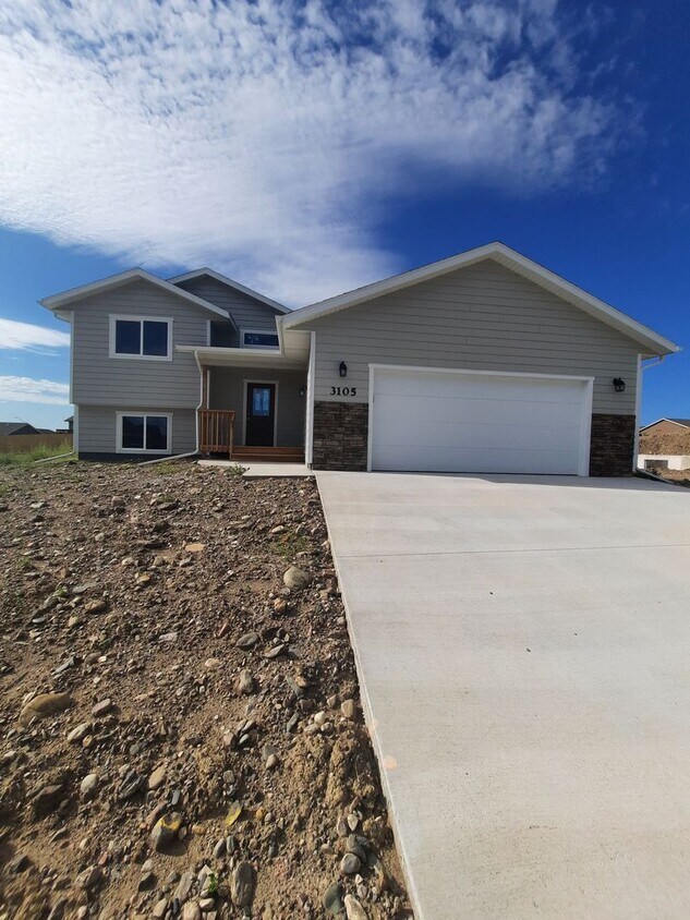 Foto principal - 4 BED | 3 BATH | SINGLE-FAMILY | DOUBLE GA...