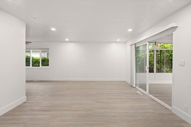 Building Photo - 10852 Alderbrook Ln