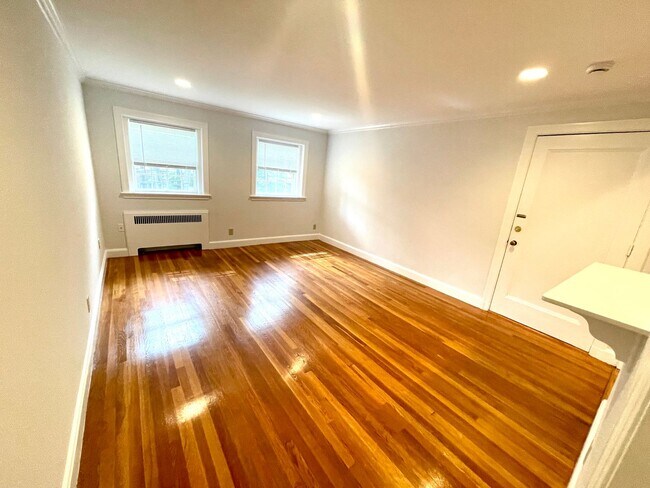 Building Photo - 2Bed / 1Bath in Newton - Next to MBTA Waba...