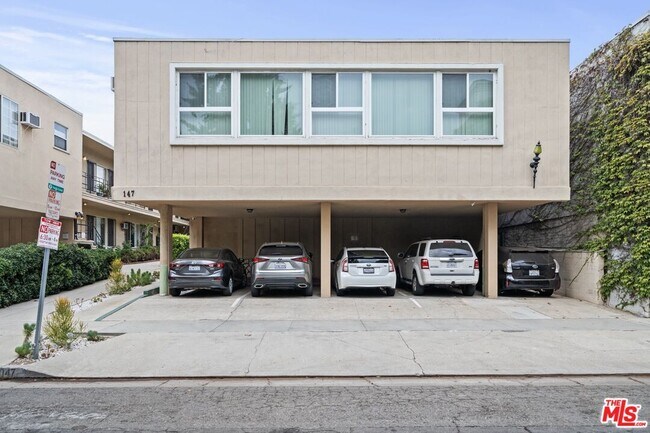 Building Photo - 147 N La Peer Dr