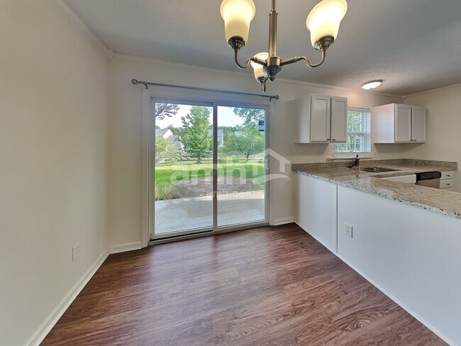 Foto del edificio - 466 Indian Lake Dr