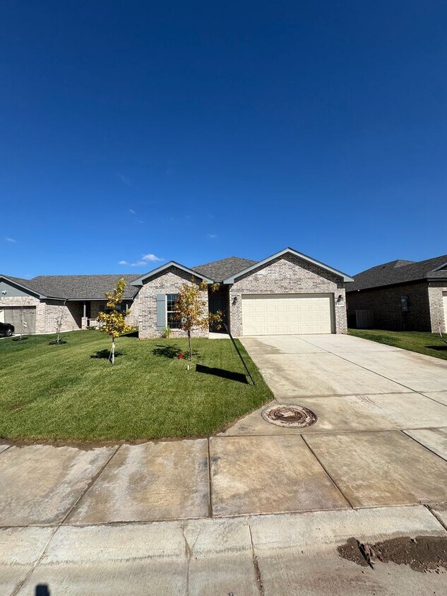 Primary Photo - Located in Beacon Pointe!!!4bedrooms 2bath...