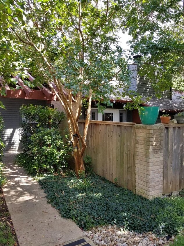 Primary Photo - 3815 Menchaca Rd