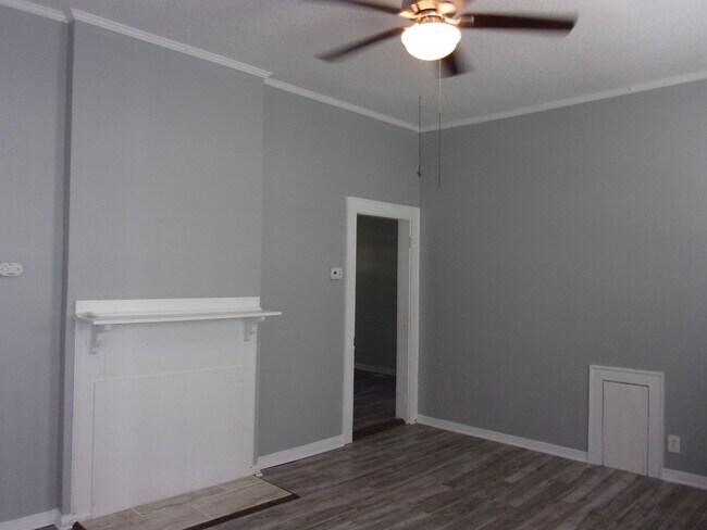 Foto del edificio - Beautifully Renovated 2 Bedroom 1 1/2 Bath Home