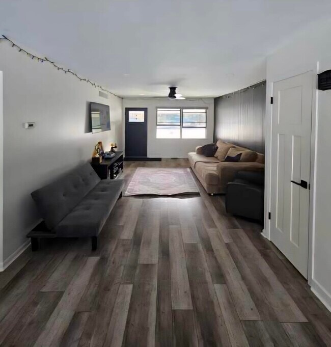 Foto del edificio - 2344 E Textile Rd